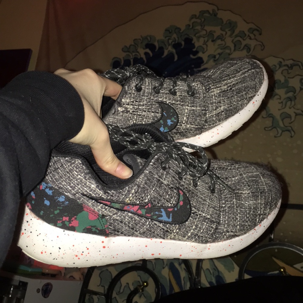Nike roshe multicolor size 9